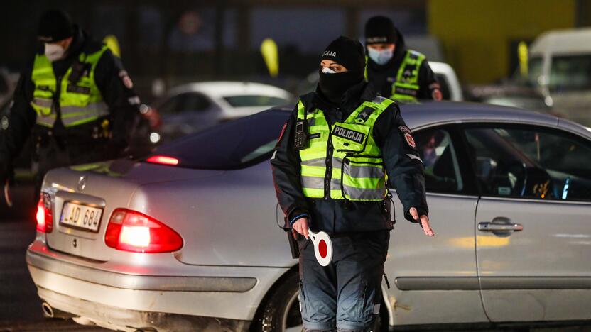 Policija pradėjo masinę judėjimo kontrolę