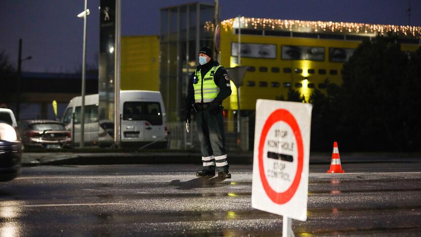 Policija pradėjo masinę judėjimo kontrolę