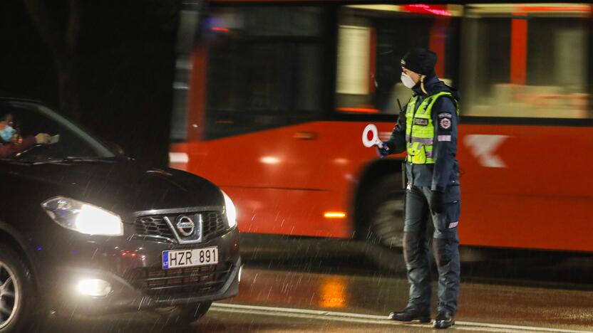 Policija pradėjo masinę judėjimo kontrolę