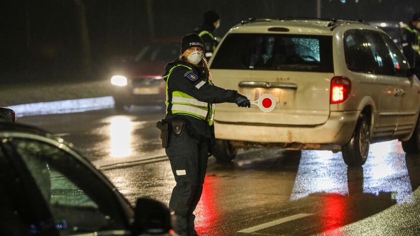 Policija pradėjo masinę judėjimo kontrolę