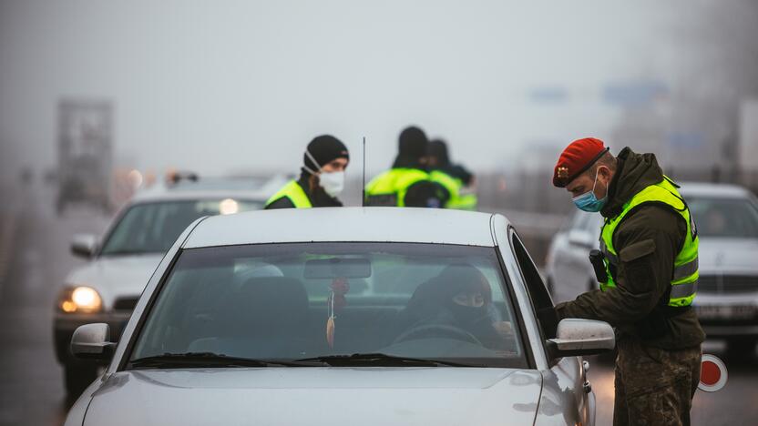 Policija pradėjo masinę judėjimo kontrolę