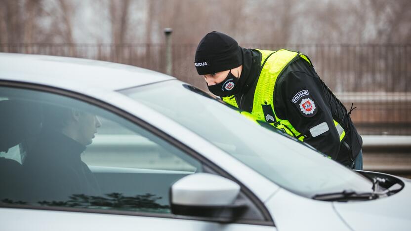 Policija pradėjo masinę judėjimo kontrolę