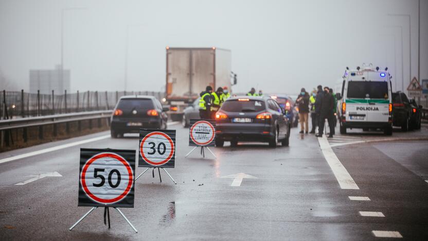 Policija pradėjo masinę judėjimo kontrolę