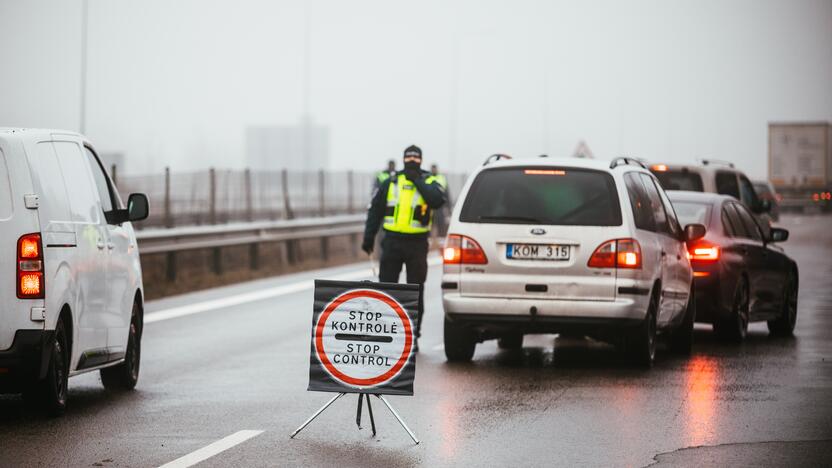 Policija pradėjo masinę judėjimo kontrolę