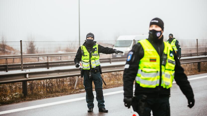 Policija pradėjo masinę judėjimo kontrolę