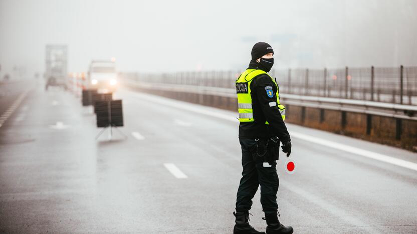 Policija pradėjo masinę judėjimo kontrolę