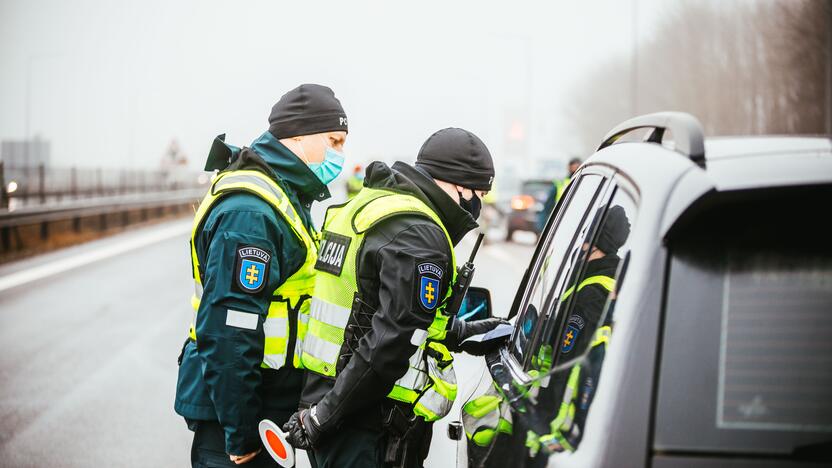 Policija pradėjo masinę judėjimo kontrolę