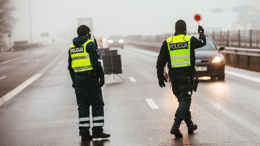 Policija pradėjo masinę judėjimo kontrolę