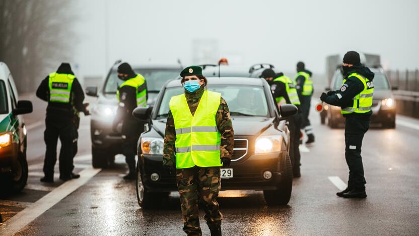 Policija pradėjo masinę judėjimo kontrolę