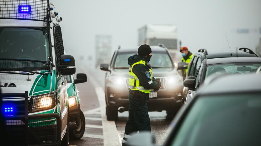 Policija pradėjo masinę judėjimo kontrolę