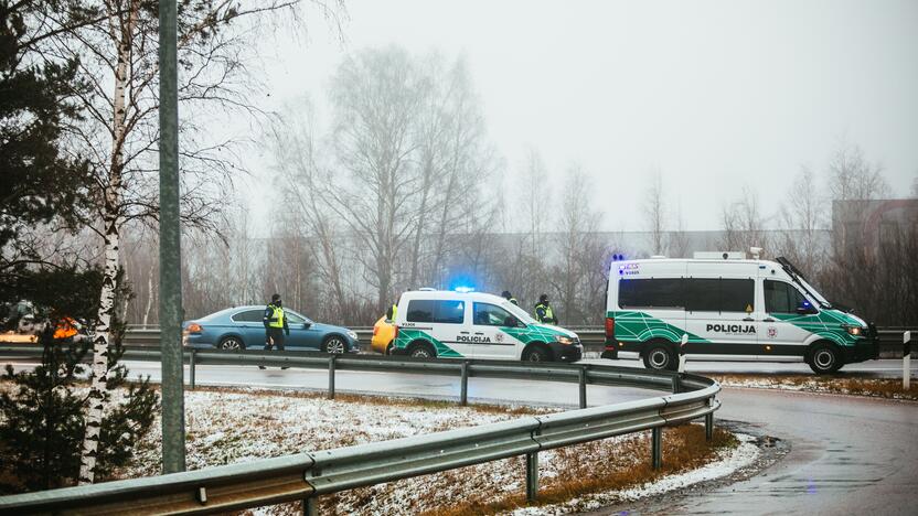 Policija pradėjo masinę judėjimo kontrolę