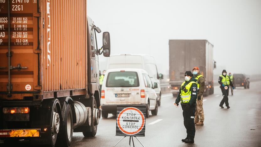 Policija pradėjo masinę judėjimo kontrolę