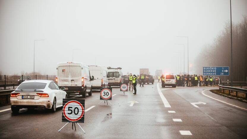 Policija pradėjo masinę judėjimo kontrolę