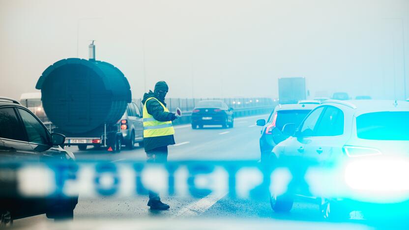 Policija pradėjo masinę judėjimo kontrolę