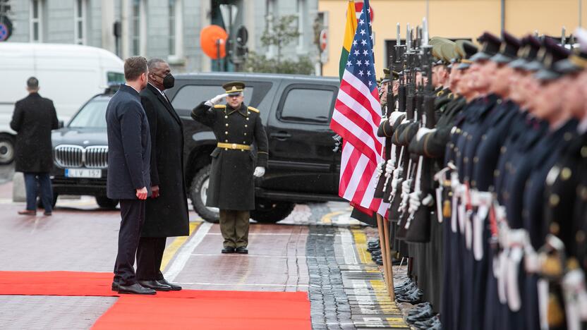 Oficiali JAV gynybos sekretoriaus pasitikimo ceremonija