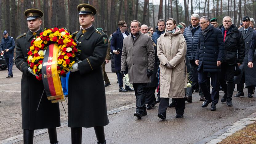 Vainikų padėjimo ceremonija Panerių memoriale