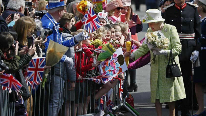 Britai švenčia karalienės 90-ąjį gimtadienį