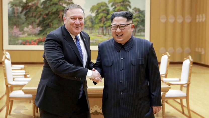 Mike'as Pompeo ir Kim Jong Unas