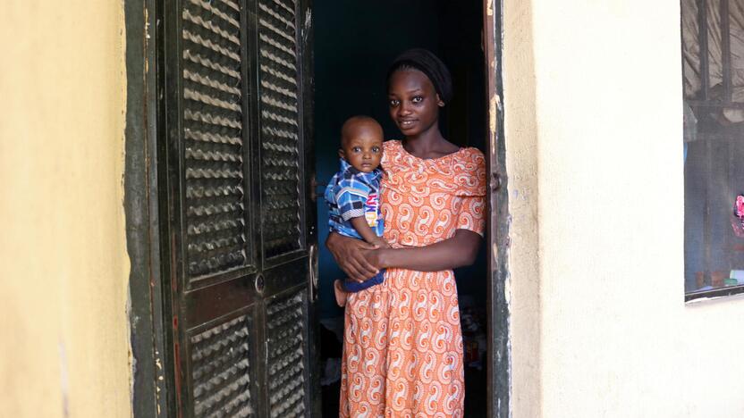 18-metė Nigerijos pilietė Noimot Shuaib Ajoke su savo vaiku