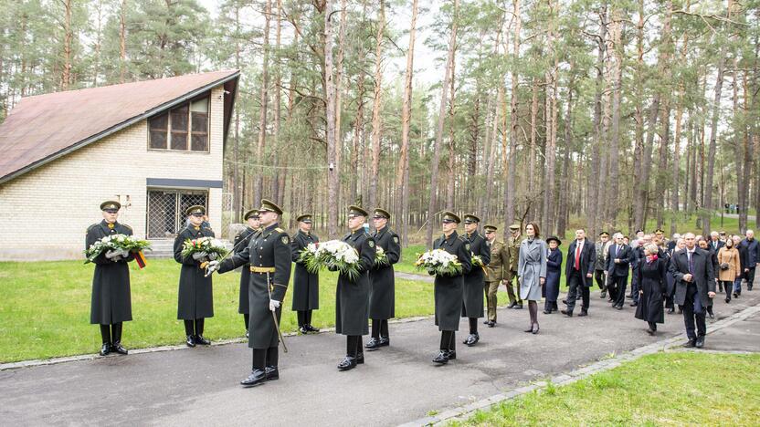 Seimo pirmininkė pagerbė Antrojo pasaulinio karo aukas, už laisvę kovojančią Ukrainą