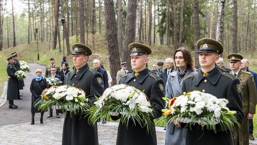 Seimo pirmininkė pagerbė Antrojo pasaulinio karo aukas, už laisvę kovojančią Ukrainą