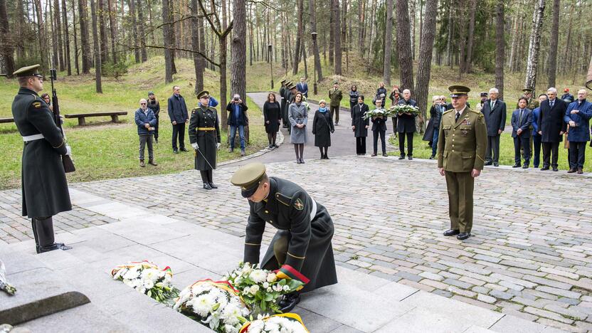 Seimo pirmininkė pagerbė Antrojo pasaulinio karo aukas, už laisvę kovojančią Ukrainą