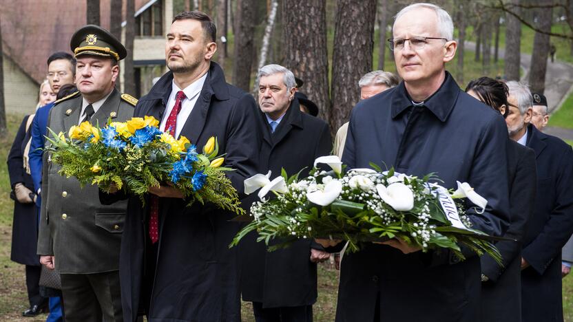 Seimo pirmininkė pagerbė Antrojo pasaulinio karo aukas, už laisvę kovojančią Ukrainą