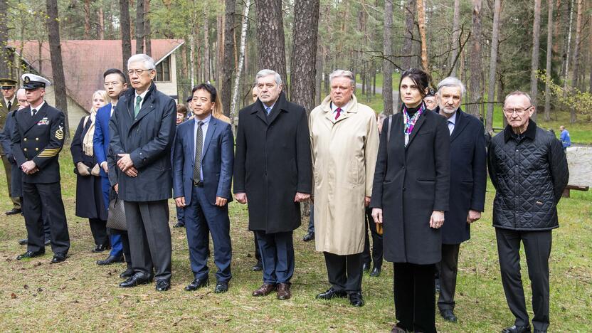 Seimo pirmininkė pagerbė Antrojo pasaulinio karo aukas, už laisvę kovojančią Ukrainą