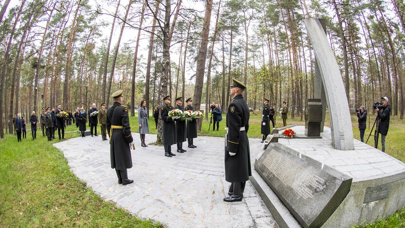 Seimo pirmininkė pagerbė Antrojo pasaulinio karo aukas, už laisvę kovojančią Ukrainą