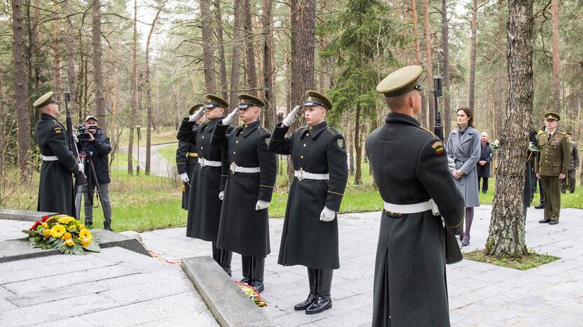 Seimo pirmininkė pagerbė Antrojo pasaulinio karo aukas, už laisvę kovojančią Ukrainą