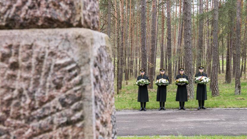 Seimo pirmininkė pagerbė Antrojo pasaulinio karo aukas, už laisvę kovojančią Ukrainą