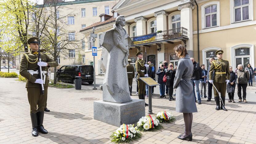 Seimo pirmininkė pagerbė Antrojo pasaulinio karo aukas, už laisvę kovojančią Ukrainą