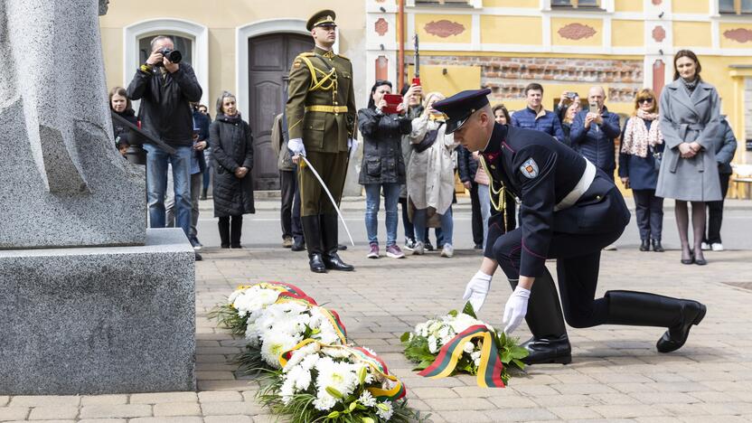 Seimo pirmininkė pagerbė Antrojo pasaulinio karo aukas, už laisvę kovojančią Ukrainą