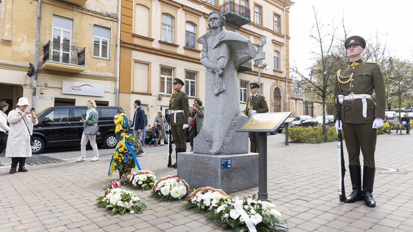 Seimo pirmininkė pagerbė Antrojo pasaulinio karo aukas, už laisvę kovojančią Ukrainą