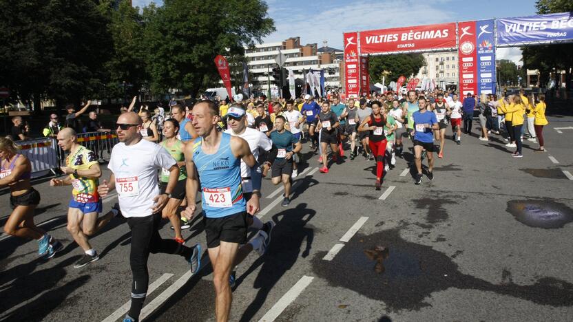 Tradicija: tarp bėgikų – įvairaus amžiaus klaipėdiečiai ir miesto svečiai, kai kurie bėgime dalyvauja jau ne vienerius metus.