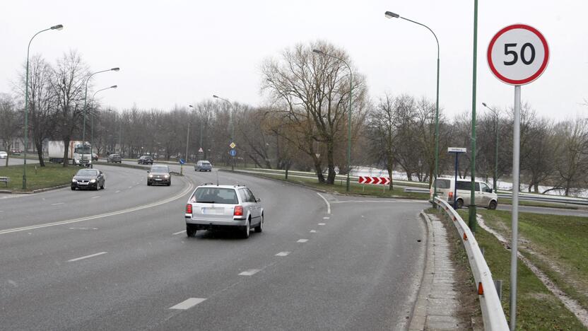 Greitis: nuo šiol Mokyklos gatvės tiltu leidžiama važiuoti 50 km/val. greičiu.