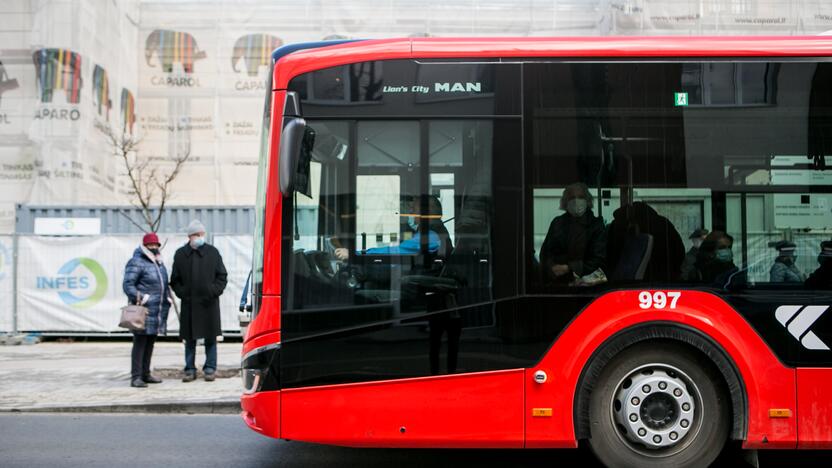 Pavojinga: kai kurie keleiviai skundžiasi, kad kartais viešojo transporto vairuotojai duris uždaro prieš pat nosį.