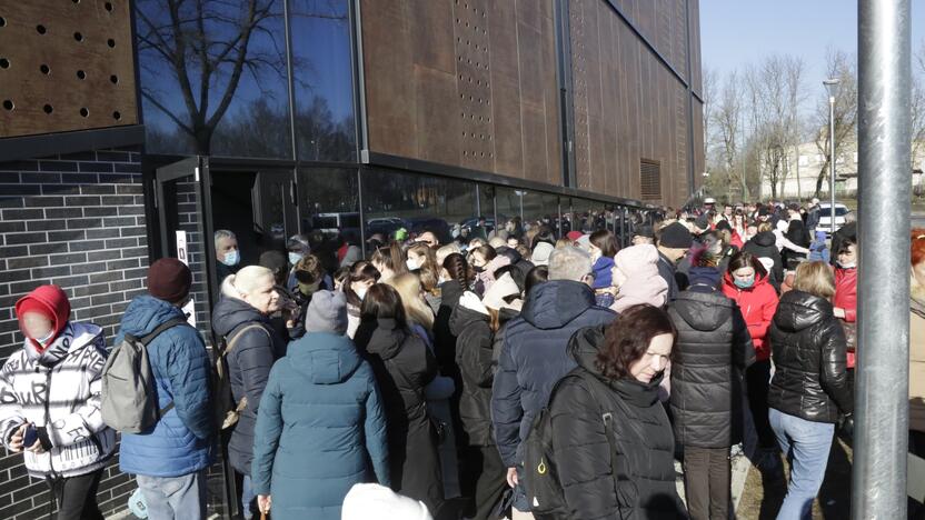 Laukimas: vakar 10.30 val. prie pabėgėlių centro driekėsi ilga laukiančiųjų eilė.