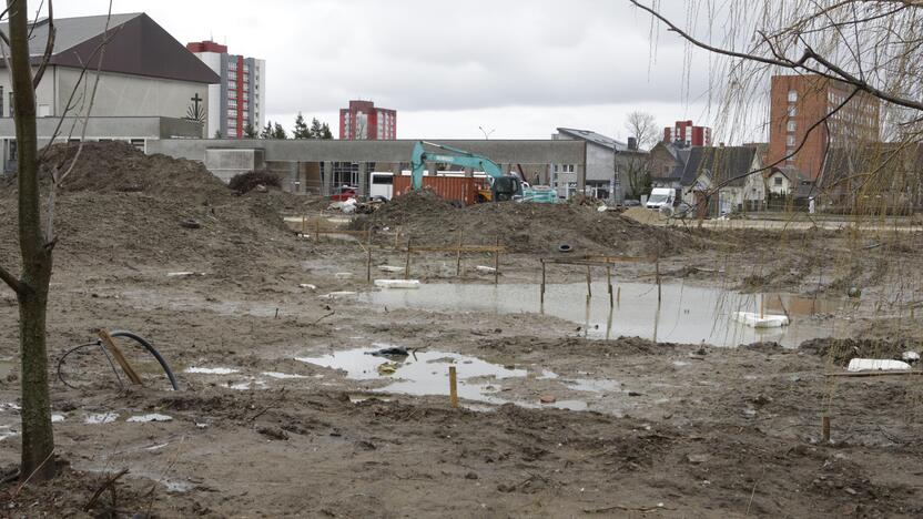 Nuseko: Sakurų parkas, kurį planuojama baigti iki metų pabaigos, liko be tvenkinio, tačiau jį žadama atkurti.