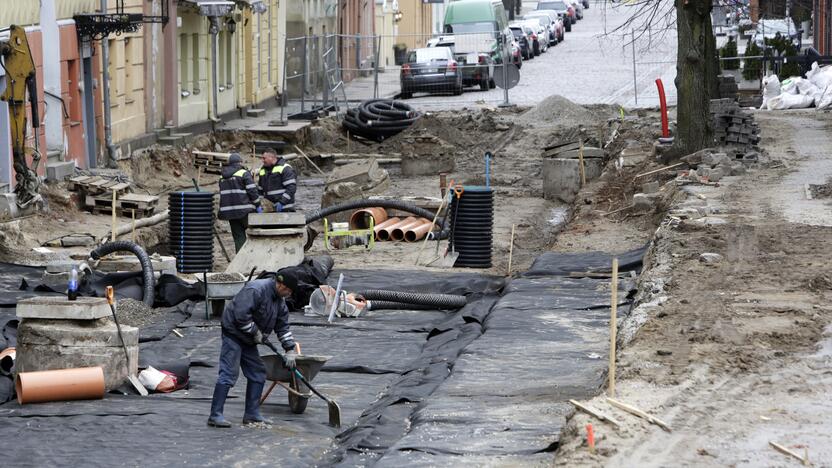 Siūlymas: verslininkams, kurie negali vykdyti veiklos dėl rekonstruojamos Žvejų gatvės, savivaldybė nusiteikusi grąžinti šiemet sumokėtas rinkliavas už prekybą.