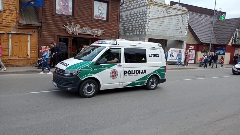 Išaiškino: tarnybinį policijos autobusiuką sudaužę chuliganai netrukus buvo surasti.