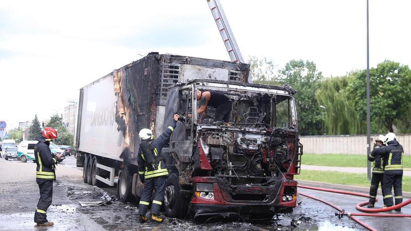 Partizanų gatvėje užsiliepsnojo vilkikas