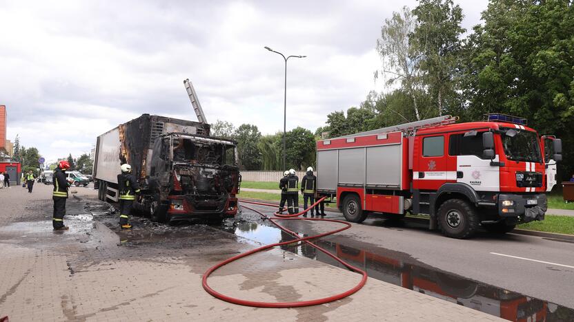 Partizanų gatvėje užsiliepsnojo vilkikas