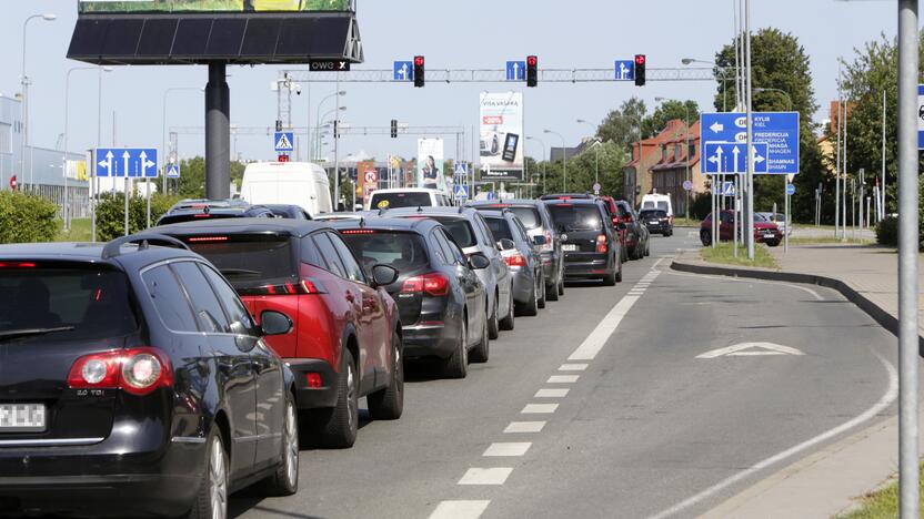 Realybė: Minijos gatvėje, kur diegiama žalioji banga, vairuotojams tenka pralaukti du šviesoforų ciklus, kol jie kerta Varnėnų ir Agluonos gatvių sankirtą.