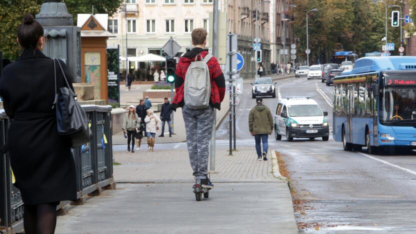 Priminimas: važiuoti paspirtuku mieste galima, o jį vežtis autobuse – tik išimtiniais atvejais.