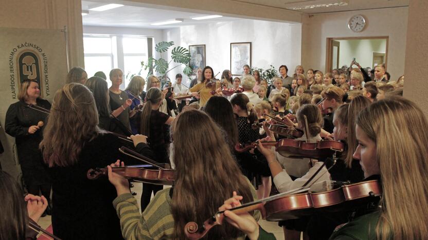 Popietė: J.Kačinsko muzikos mokykloje iš visų kampelių sklindantys muzikos garsai skambaus šurmulio pripildė erdvią įstaigos fojė.