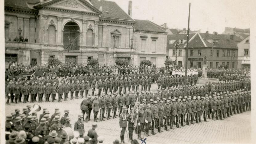 Iškilmės: 1923 m. gegužės 7 d. Naujojo turgaus (dabar Teatro) aikštėje Lietuvos kariuomenė surengė karinį paradą.