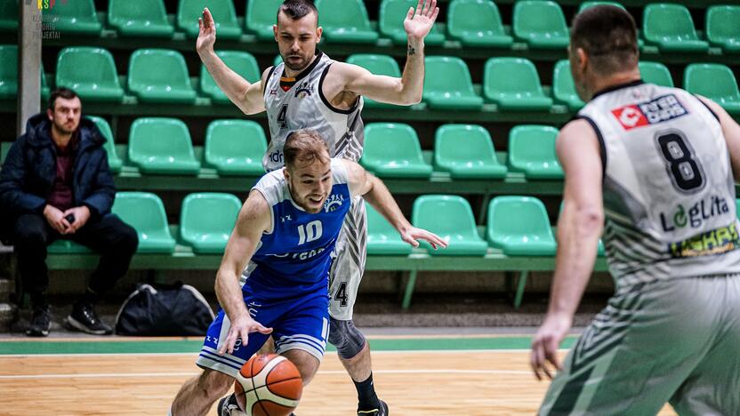 Iniciatyva: "Adrijaus-Mano būsto" pergalę lėmė A. Steponaičio (su kamuoliu) sėkmingas žaidimas lemiamu mačo su "Reborda-Girulių bendruomene" metu.