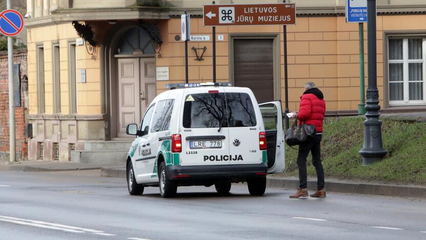 Pasekmės: po to, kai pareigūnai baigė formalumus, o pažeidėjo mašina buvo išgabenta, vairuotojas buvo išleistas eiti pėsčias.