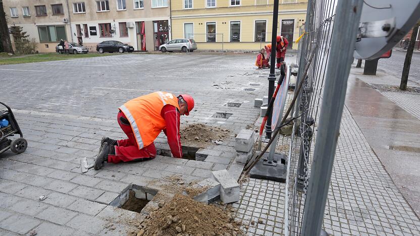 Pataisymai: atnaujinę automobilių aikštelę Tiltų gatvėje, statybininkai sumanė įrengti dar ir atitvarus, kad kas nors nesumanytų važinėti šaligatviais.